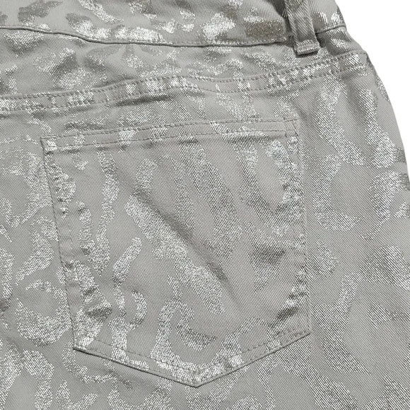 Chico's Platinum Denim Leopard Print Metallic Crop Jeans Size 3 (38) Silver - Picture 5 of 14